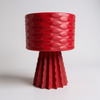 Éclosion – Lampe sculpturale en PLA mat, lampe rouge au design nerveux et élégant.