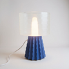Éclosion – Lampe sculpturale en PLA mat avec base nervurée et abat-jour transparent.