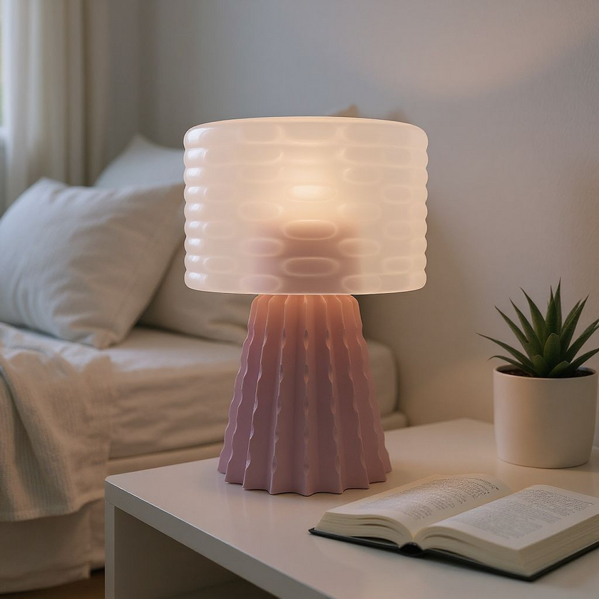 Éclosion – Lampe sculpturale en PLA mat illuminant une pièce avec design élégant et moderne.