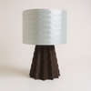 Éclosion – Lampe sculpturale en PLA mat sur table en bois, ajoutant une ambiance chaleureuse à un salon moderne.
