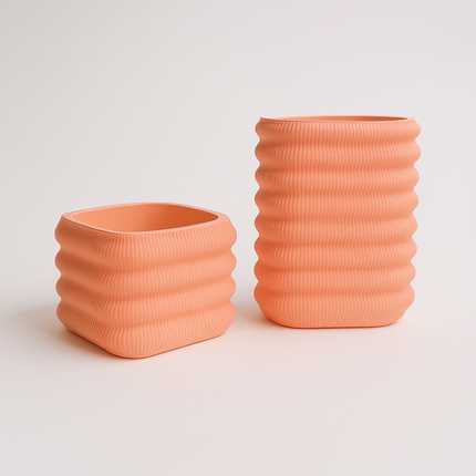 Écorce Urbaine – Duo de cache-pots décoratifs en PLA mat, en couleur orange, avec textures modernes.